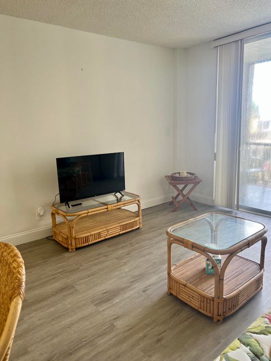 For Rent: $2,300 (1 beds, 1 baths, 648 Square Feet)