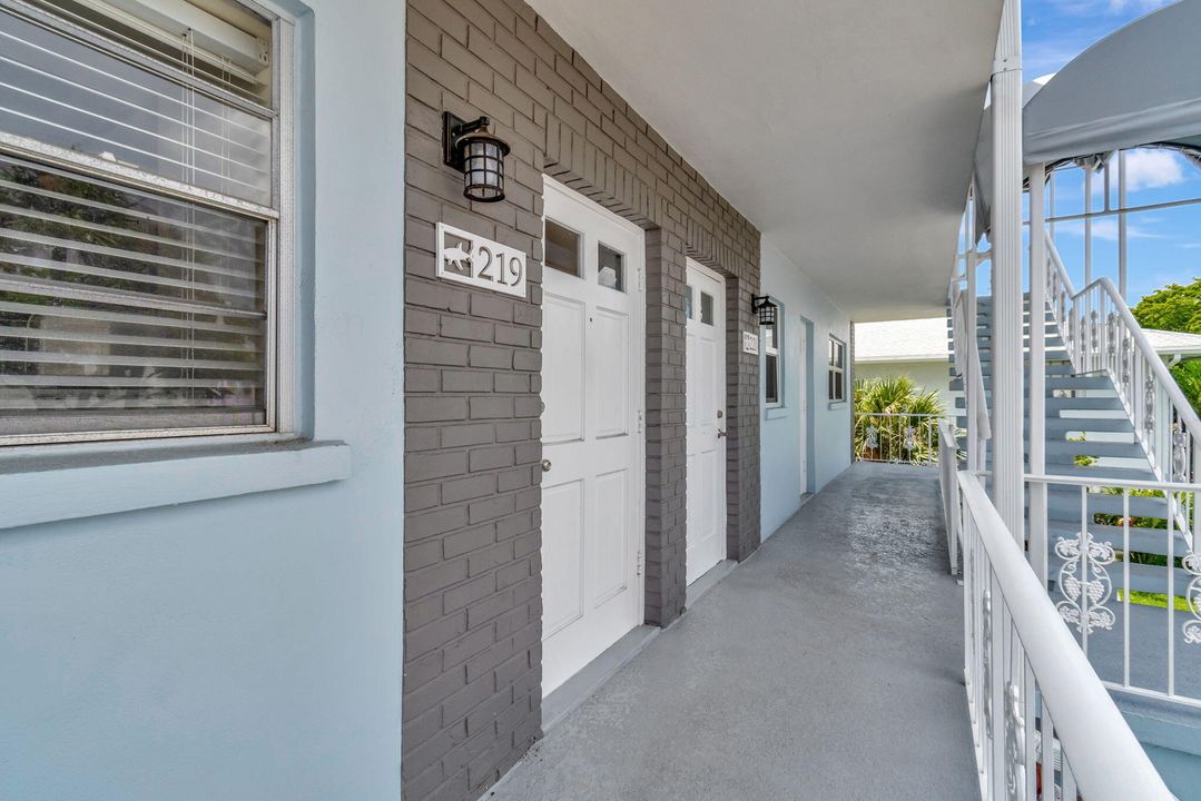 For Sale: $290,000 (2 beds, 2 baths, 997 Square Feet)