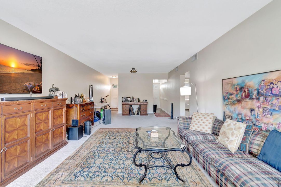 For Sale: $290,000 (2 beds, 2 baths, 997 Square Feet)