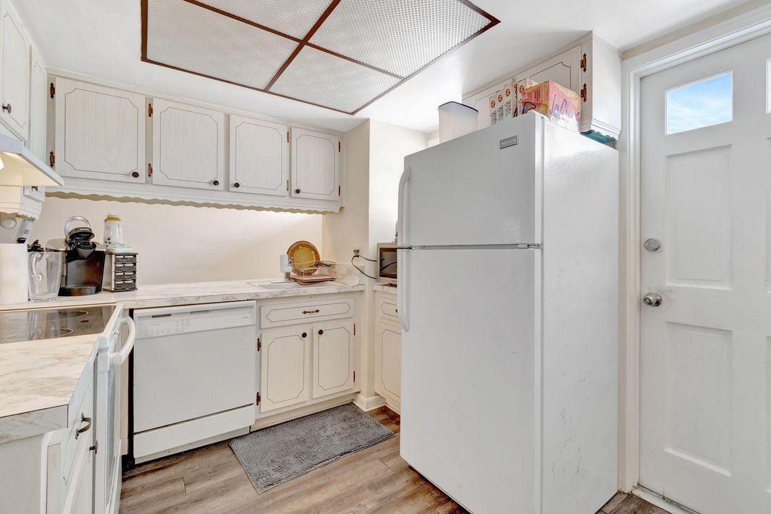 For Sale: $290,000 (2 beds, 2 baths, 997 Square Feet)