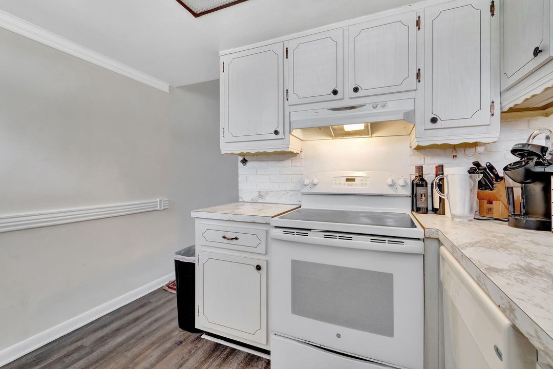 For Sale: $290,000 (2 beds, 2 baths, 997 Square Feet)