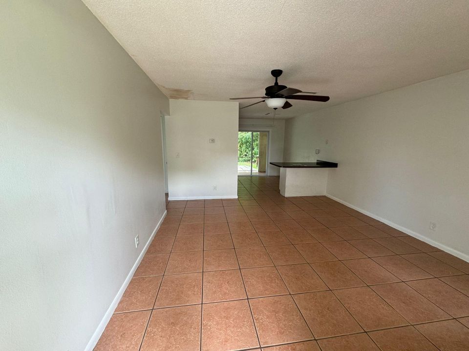 For Rent: $2,300 (2 beds, 1 baths, 728 Square Feet)