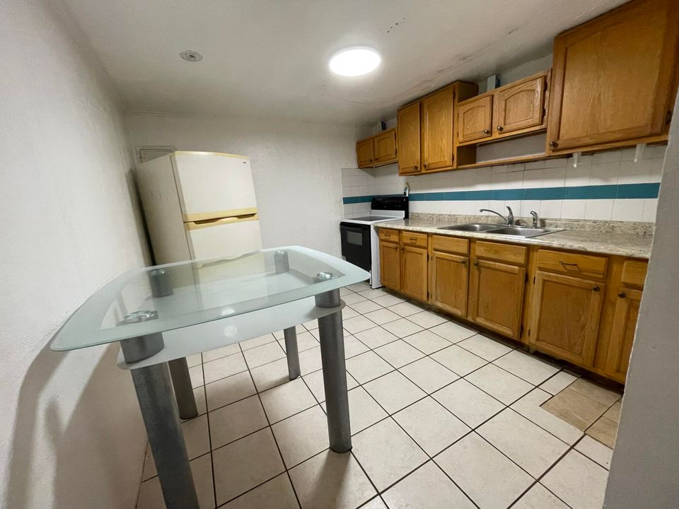 For Rent: $2,000 (2 beds, 1 baths, 756 Square Feet)