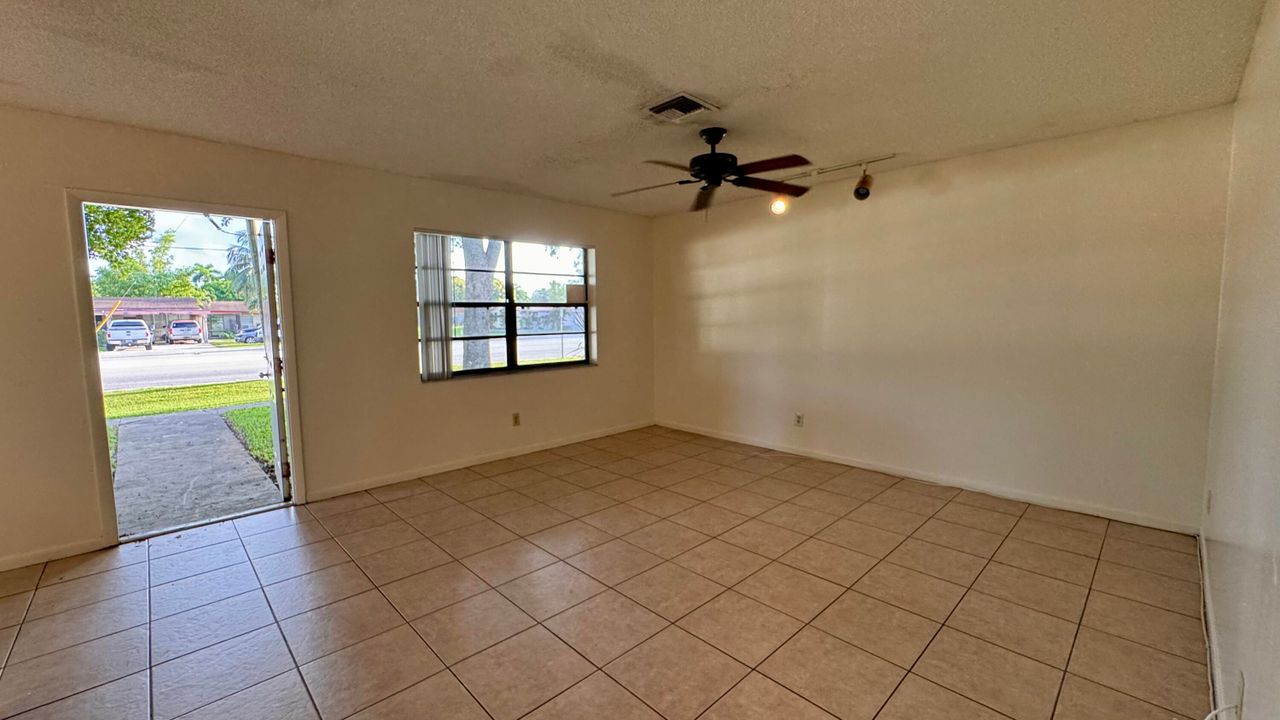 For Rent: $2,100 (2 beds, 1 baths, 950 Square Feet)