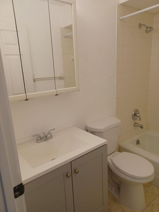 For Rent: $1,900 (2 beds, 2 baths, 910 Square Feet)