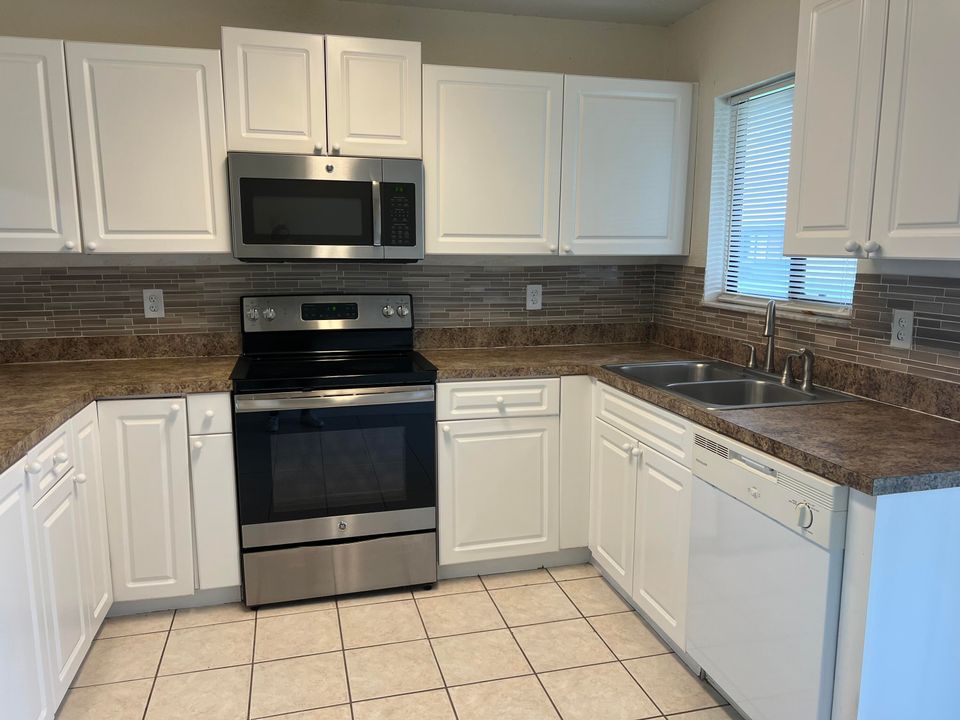 Active With Contract: $1,950 (3 beds, 2 baths, 1062 Square Feet)