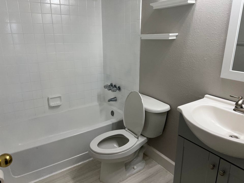 Active With Contract: $1,950 (3 beds, 2 baths, 1062 Square Feet)