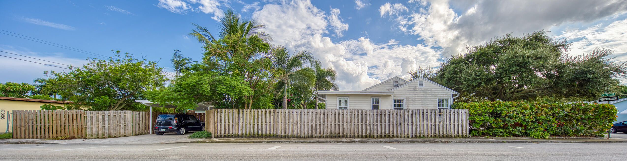 For Sale: $355,000 (2 beds, 1 baths, 904 Square Feet)