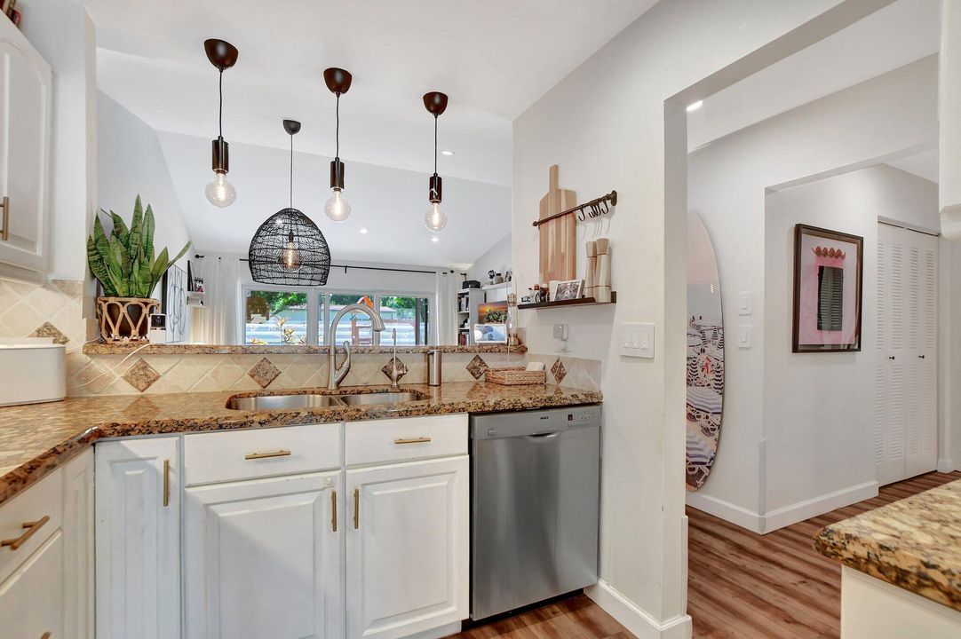 For Sale: $439,000 (2 beds, 2 baths, 1176 Square Feet)