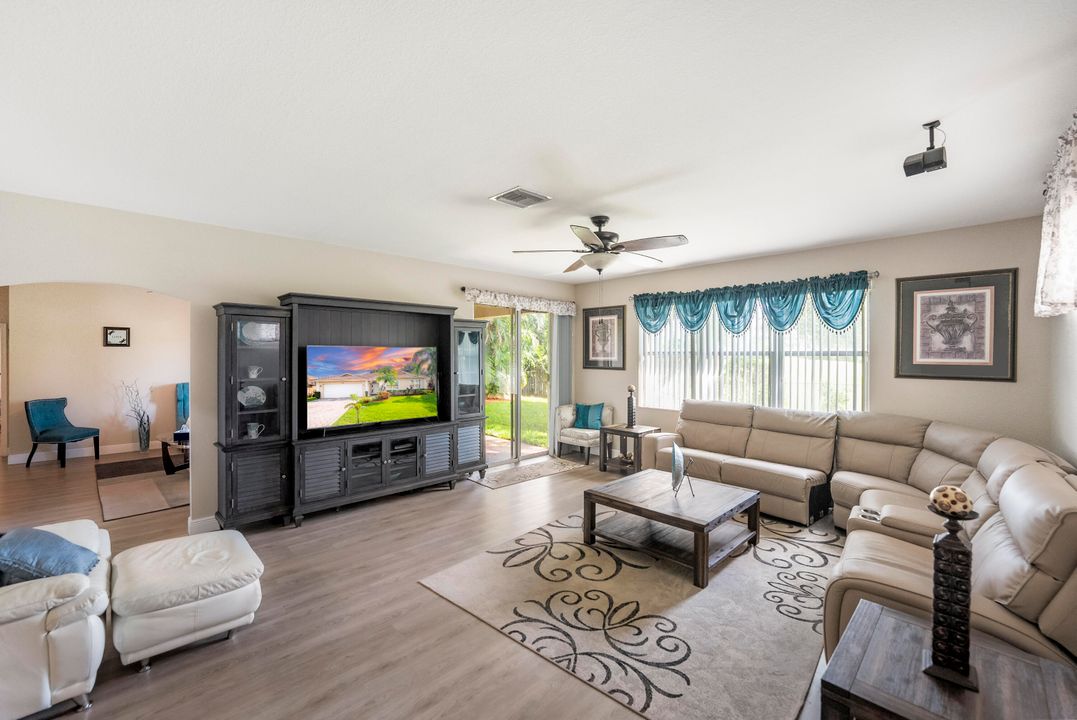 For Sale: $499,000 (4 beds, 2 baths, 2502 Square Feet)