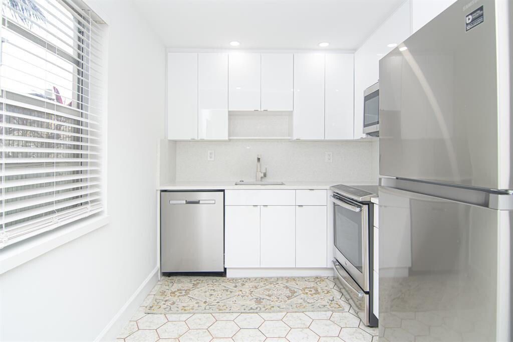 For Sale: $155,999 (2 beds, 2 baths, 907 Square Feet)