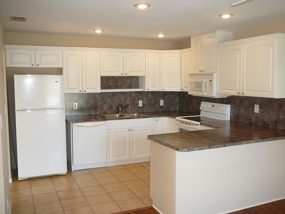 For Sale: $208,000 (2 beds, 2 baths, 1411 Square Feet)