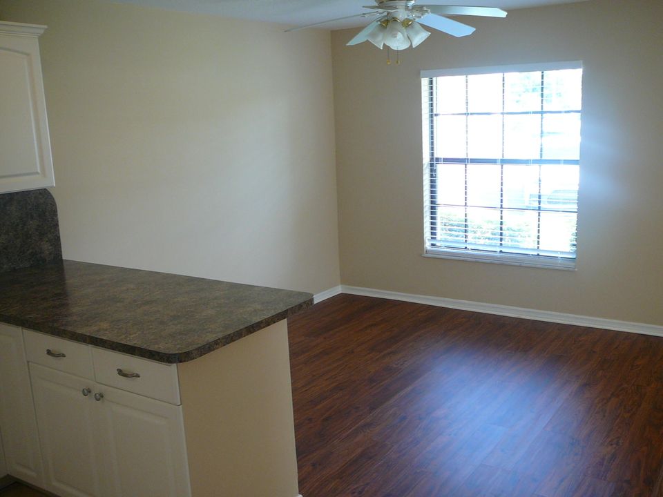 For Sale: $208,000 (2 beds, 2 baths, 1411 Square Feet)