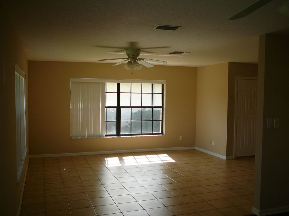 For Sale: $208,000 (2 beds, 2 baths, 1411 Square Feet)