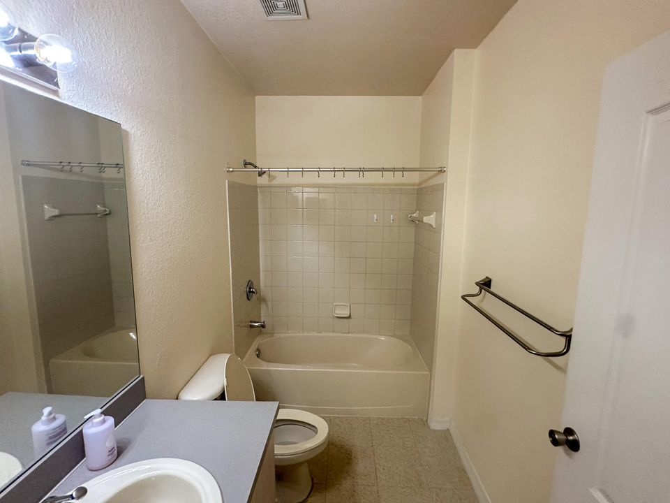 Active With Contract: $1,850 (2 beds, 2 baths, 1199 Square Feet)