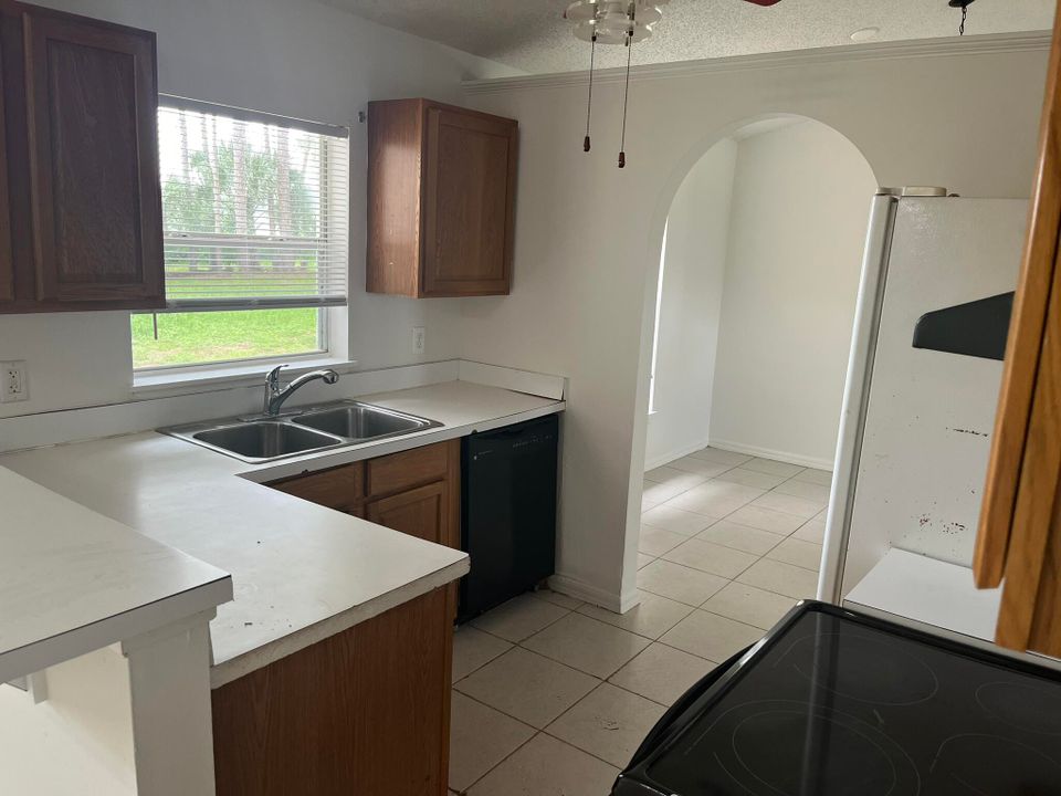 For Rent: $2,200 (3 beds, 2 baths, 1484 Square Feet)