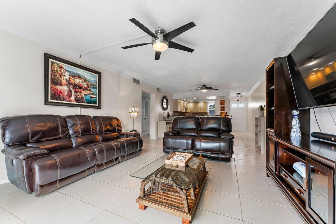 For Sale: $325,000 (2 beds, 2 baths, 997 Square Feet)