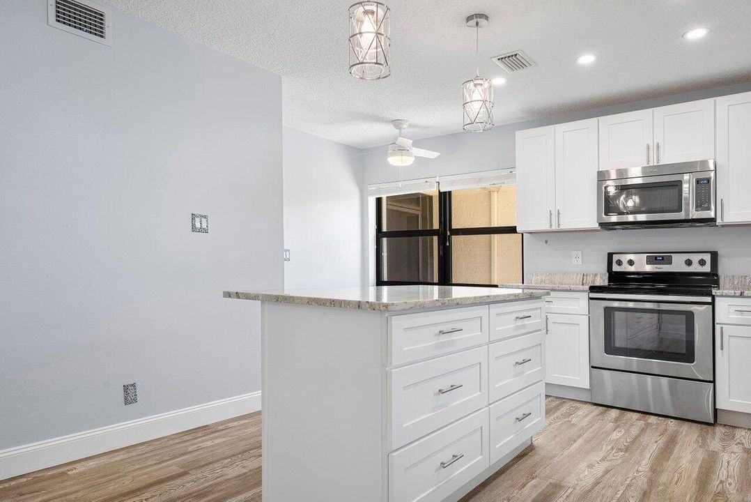 For Sale: $449,999 (2 beds, 2 baths, 1245 Square Feet)