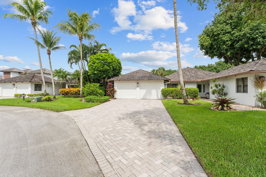 For Sale: $925,000 (3 beds, 2 baths, 1975 Square Feet)