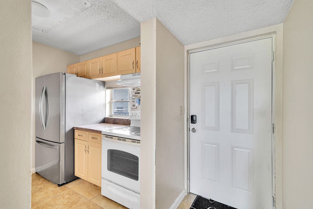 For Sale: $210,000 (2 beds, 1 baths, 832 Square Feet)