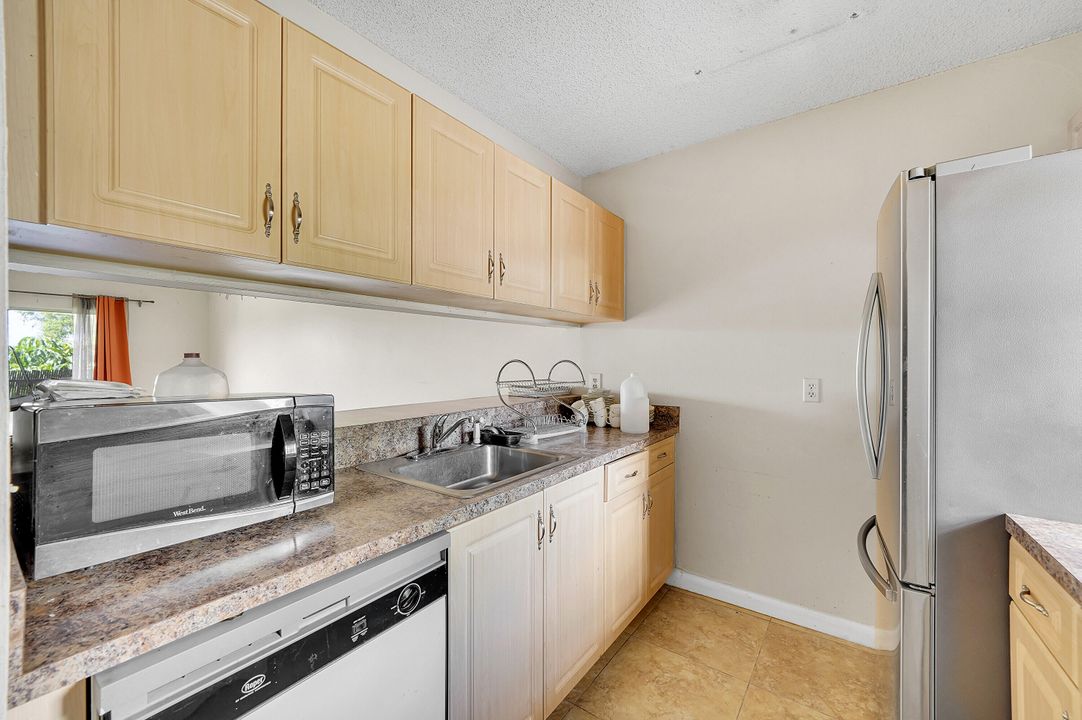 For Sale: $210,000 (2 beds, 1 baths, 832 Square Feet)