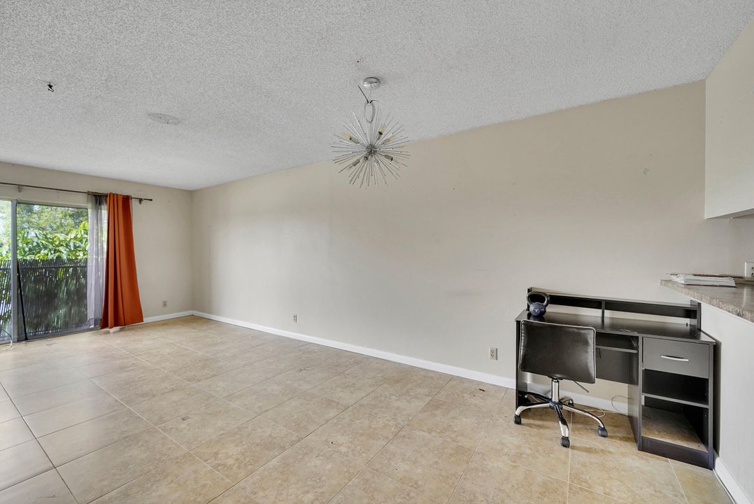 For Sale: $210,000 (2 beds, 1 baths, 832 Square Feet)