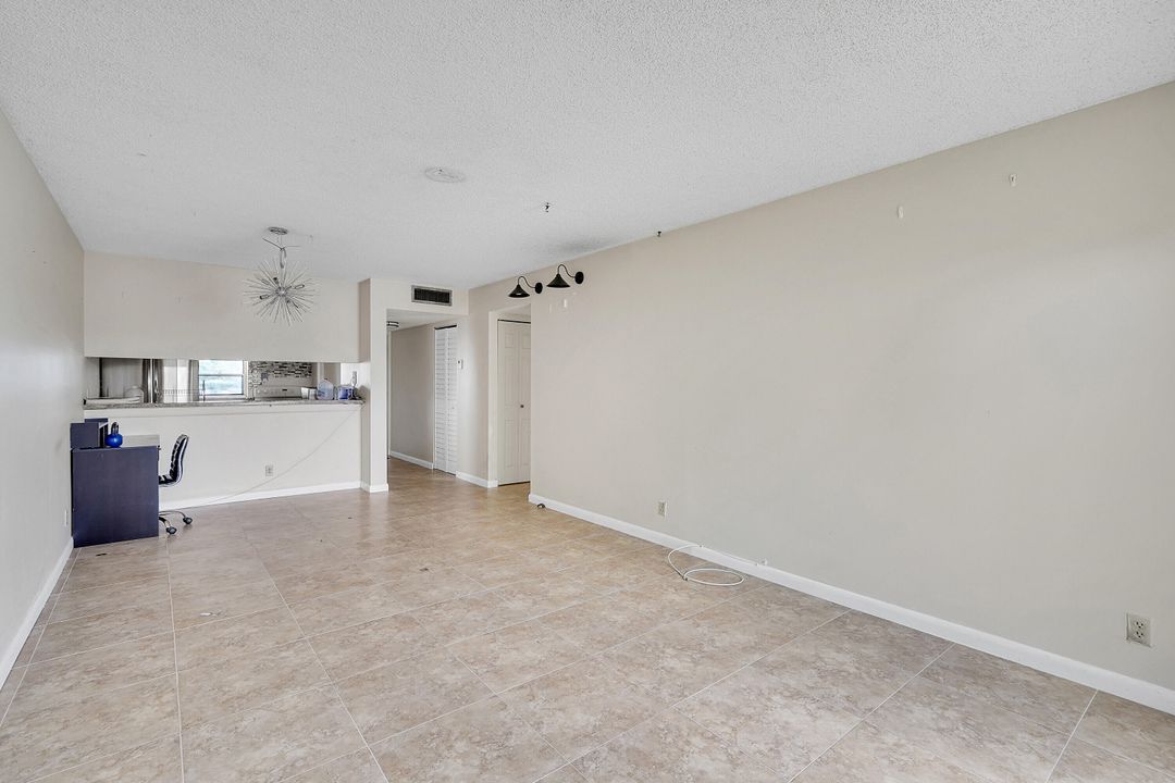 For Sale: $210,000 (2 beds, 1 baths, 832 Square Feet)