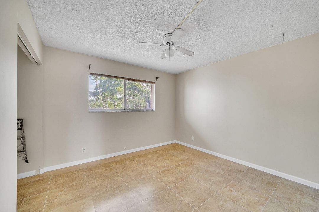 For Sale: $210,000 (2 beds, 1 baths, 832 Square Feet)