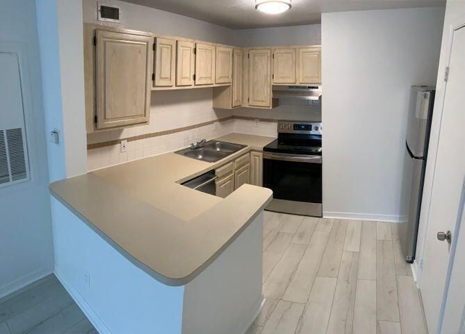 For Rent: $1,800 (1 beds, 1 baths, 705 Square Feet)