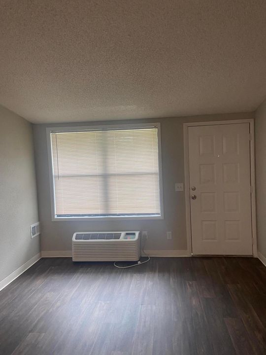 For Rent: $1,400 (1 beds, 1 baths, 576 Square Feet)