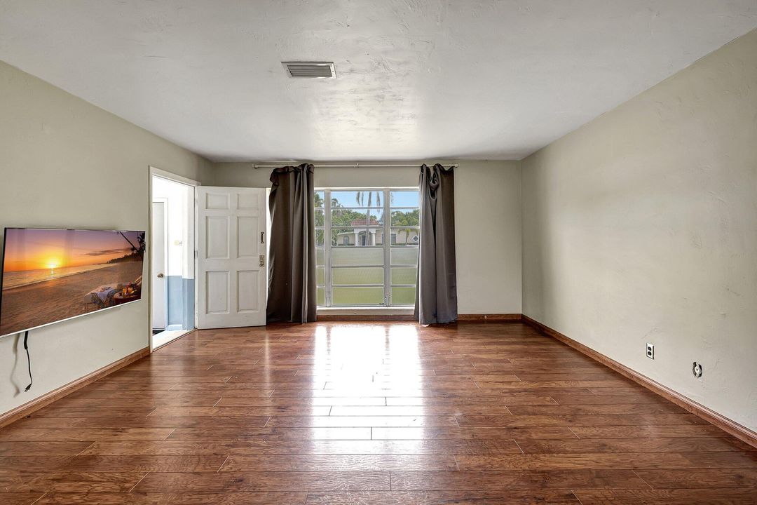 For Sale: $275,000 (2 beds, 2 baths, 996 Square Feet)