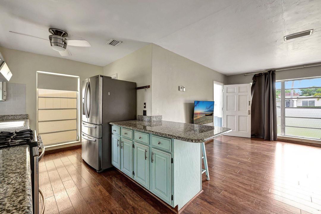 For Sale: $275,000 (2 beds, 2 baths, 996 Square Feet)