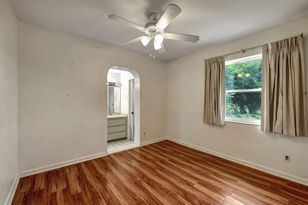 For Sale: $275,000 (2 beds, 2 baths, 996 Square Feet)