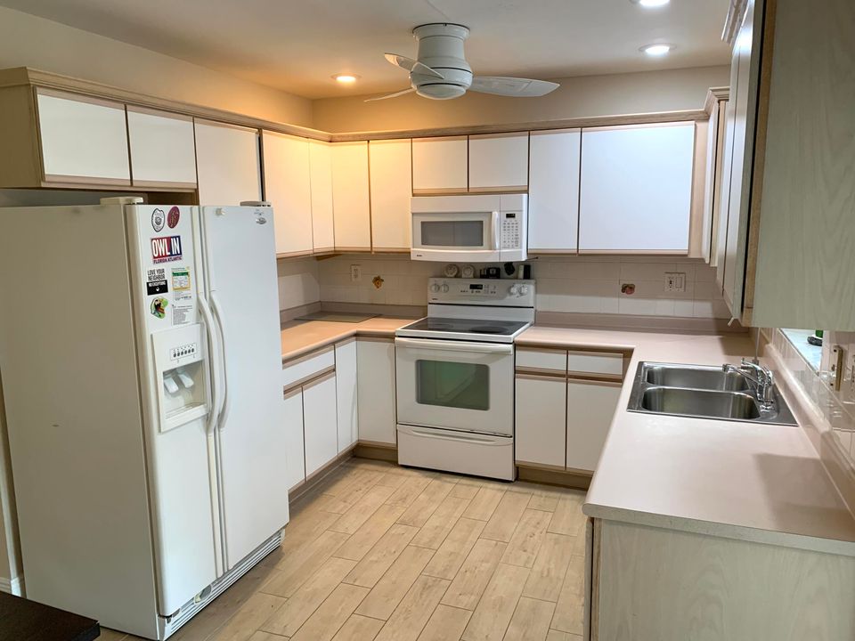 For Rent: $3,400 (3 beds, 2 baths, 1214 Square Feet)