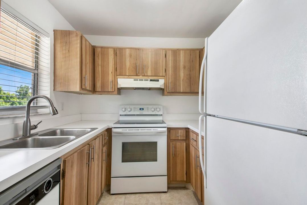 For Sale: $199,900 (1 beds, 1 baths, 675 Square Feet)