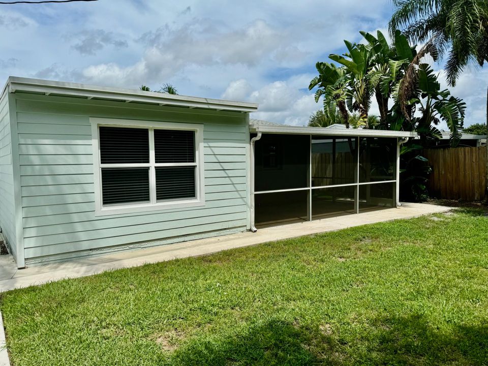 For Sale: $449,900 (2 beds, 1 baths, 1176 Square Feet)