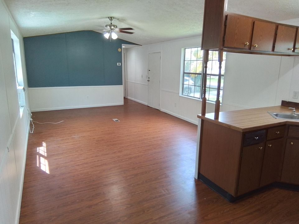 For Rent: $1,900 (2 beds, 2 baths, 924 Square Feet)