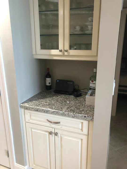 For Rent: $2,850 (1 beds, 1 baths, 900 Square Feet)