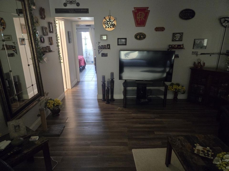 For Sale: $135,000 (2 beds, 1 baths, 819 Square Feet)