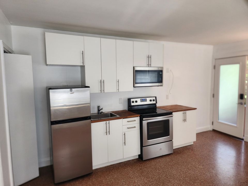 For Rent: $1,300 (0 beds, 1 baths, 280 Square Feet)