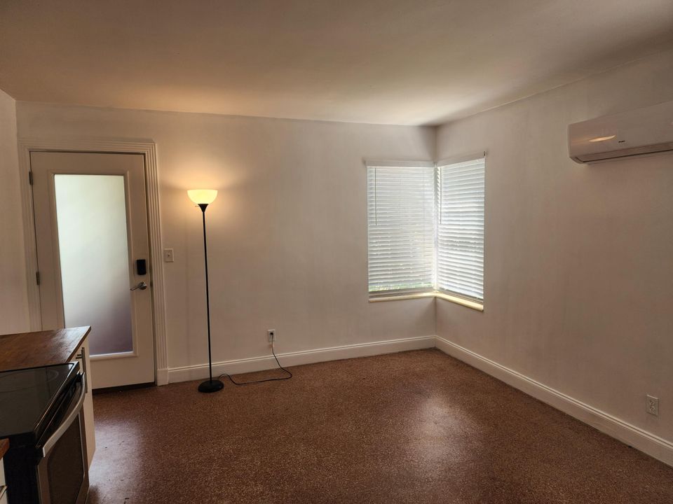 For Rent: $1,300 (0 beds, 1 baths, 280 Square Feet)