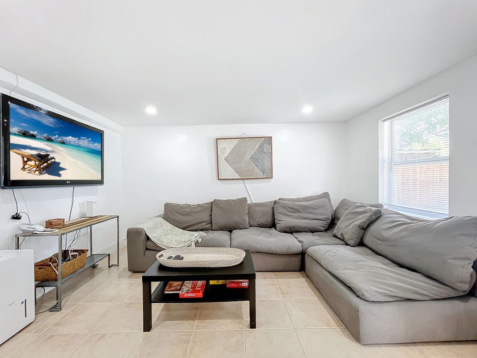 For Sale: $549,000 (3 beds, 2 baths, 1110 Square Feet)