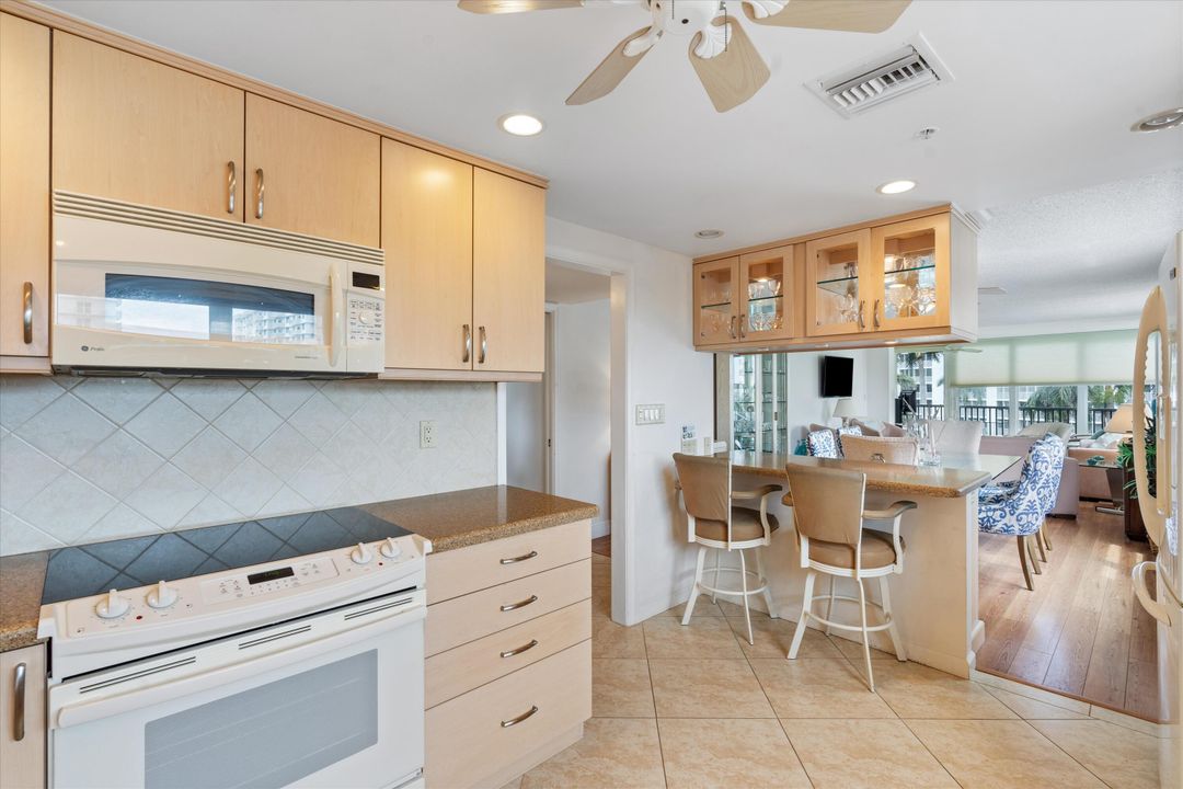 For Sale: $649,000 (2 beds, 2 baths, 1239 Square Feet)