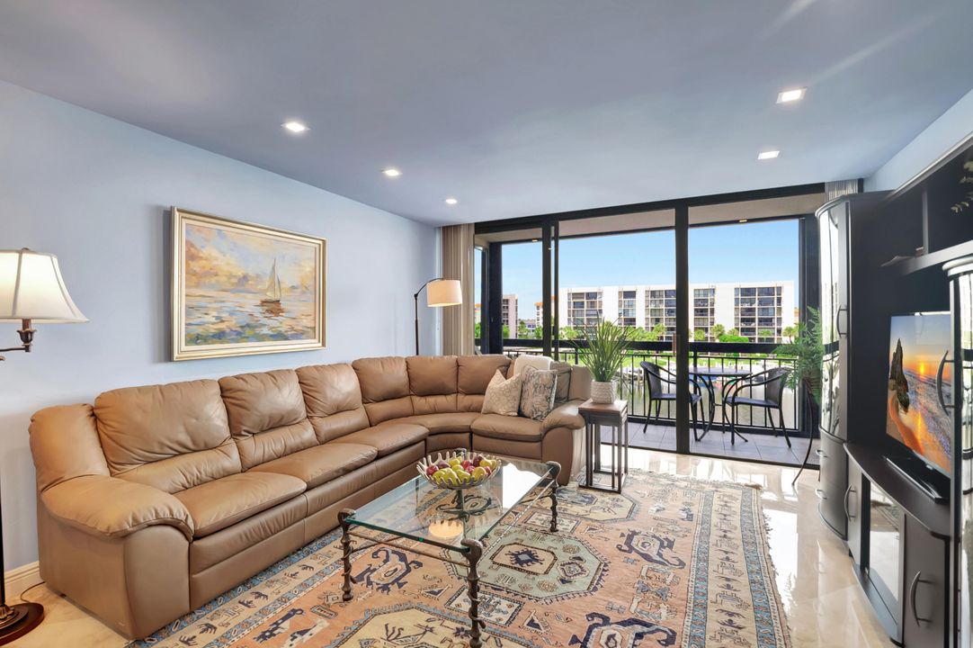 For Sale: $599,000 (2 beds, 2 baths, 1215 Square Feet)