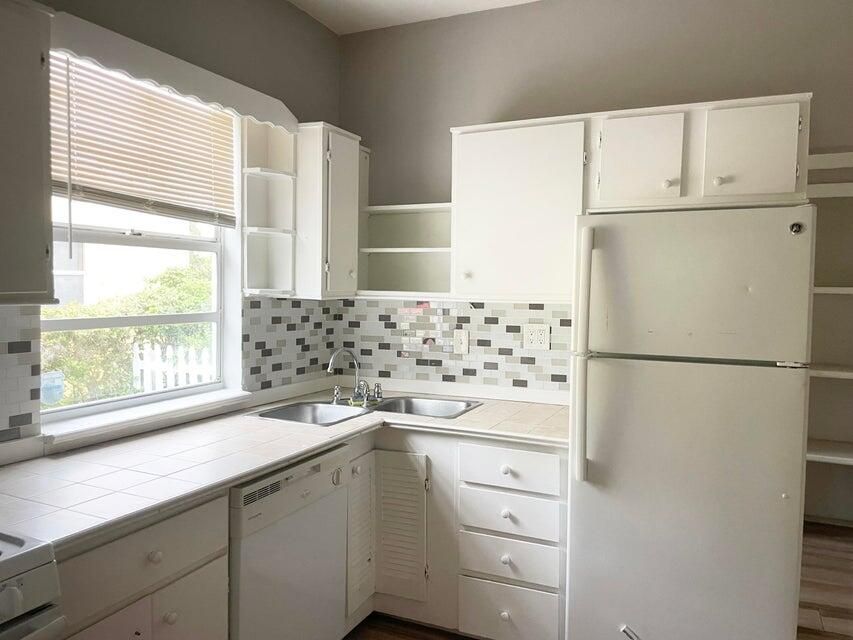 For Sale: $344,900 (2 beds, 2 baths, 936 Square Feet)