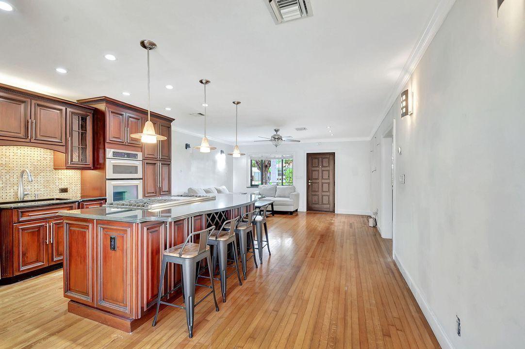 For Sale: $550,000 (2 beds, 1 baths, 1320 Square Feet)