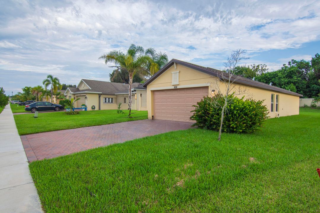 For Sale: $349,000 (3 beds, 2 baths, 1270 Square Feet)