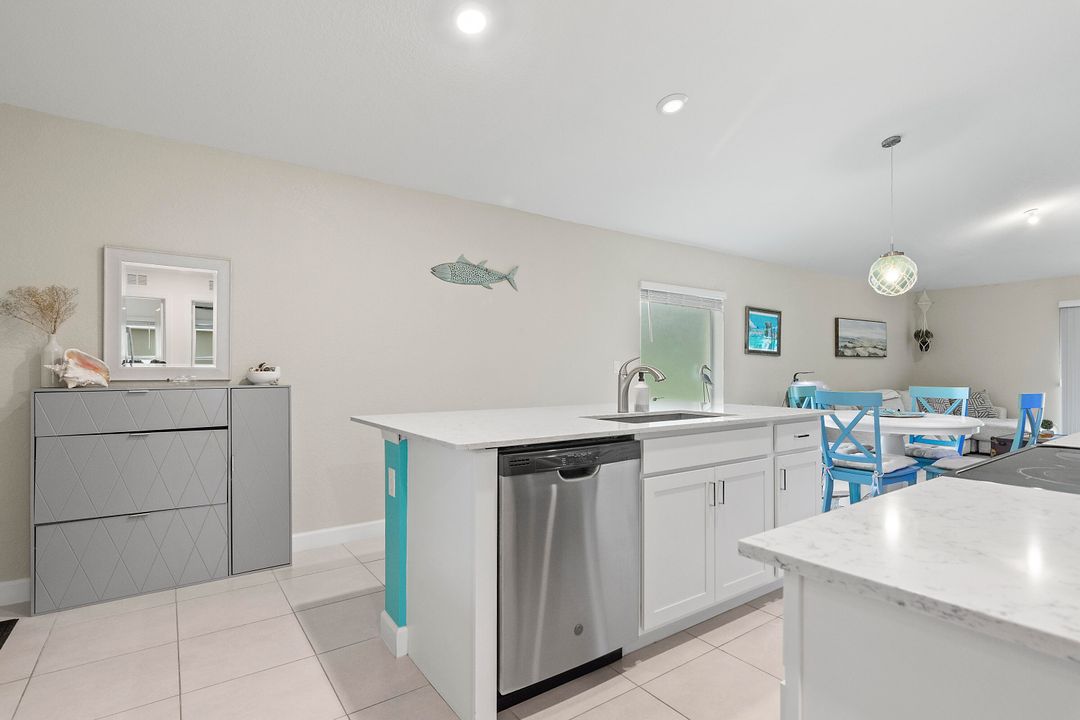 For Sale: $349,000 (3 beds, 2 baths, 1270 Square Feet)