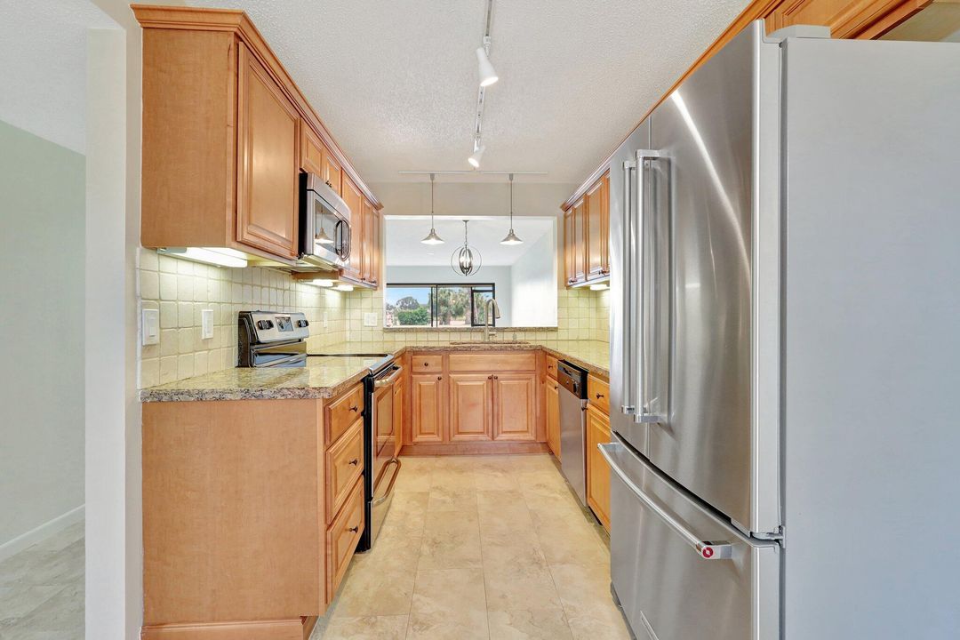 For Sale: $354,900 (2 beds, 2 baths, 1178 Square Feet)