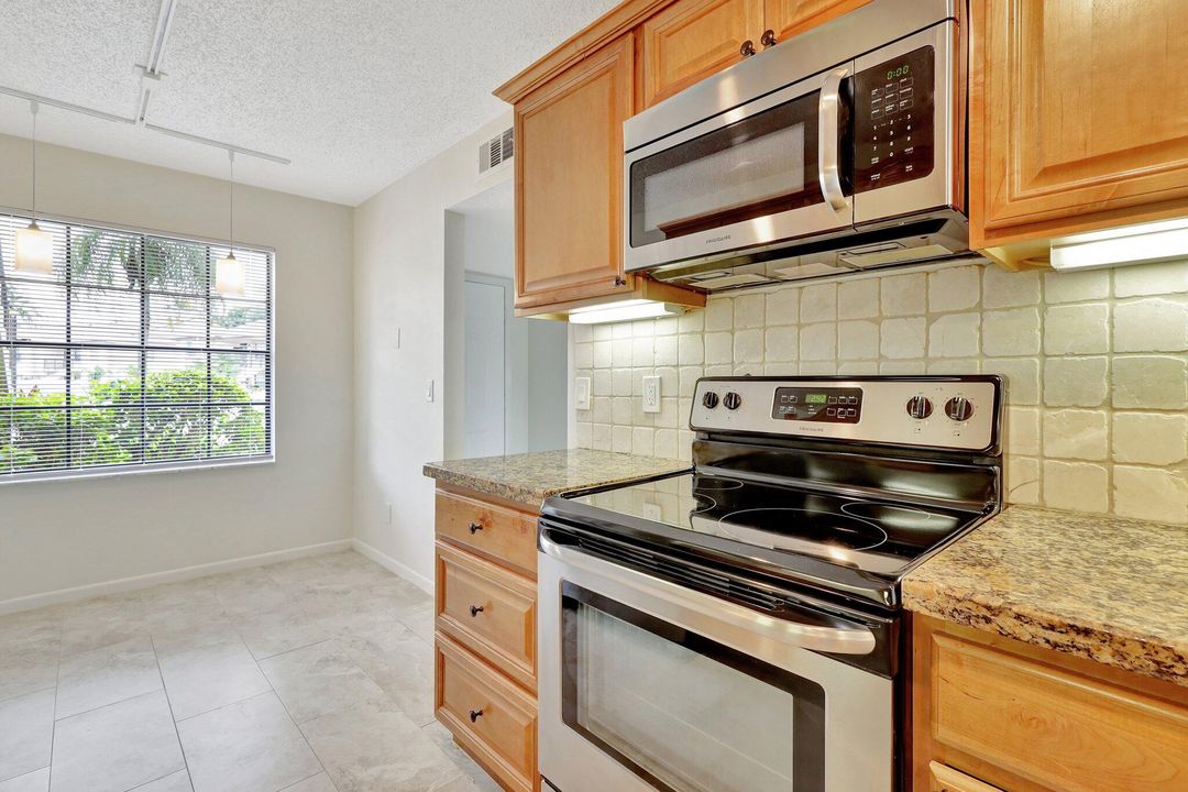 For Sale: $354,900 (2 beds, 2 baths, 1178 Square Feet)